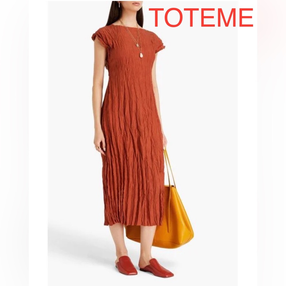 Brand New TOTEME
CRINKLED SILK CAP SLEEVE MIDI DRESS, 💯 Silk. A must have
